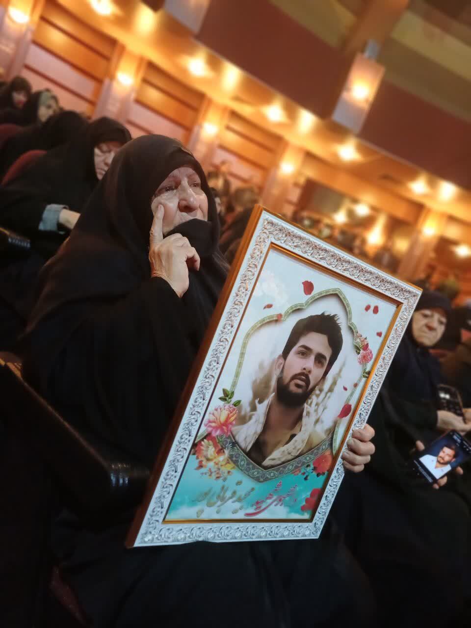 مادران و همسران شهدا ستون‌های پایداری این کشورند