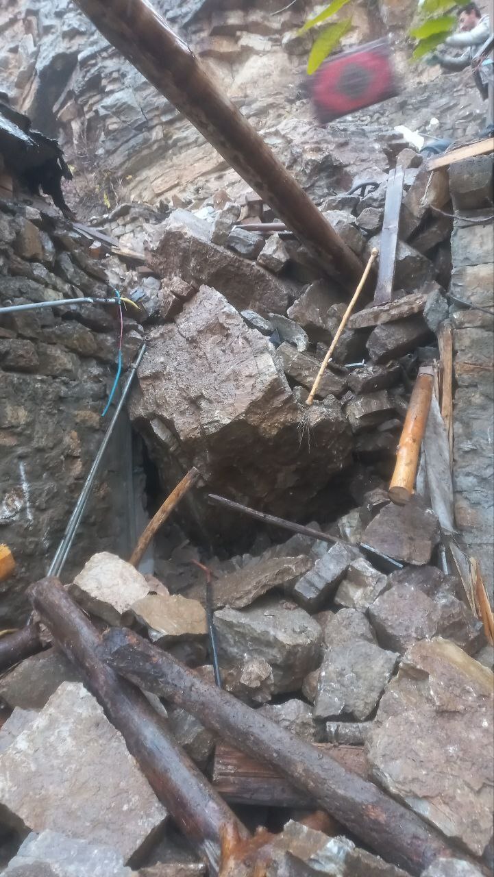 خسارت باران و ریزش سنگ در هورامان تخت/ دامها گرفتار آوار شدند، جانی در خطر نبود + تصاویر خسارت باران و ریزش سنگ در هورامان تخت/ دامها گرفتار آوار شدند، جانی در خطر نبود + تصاویر