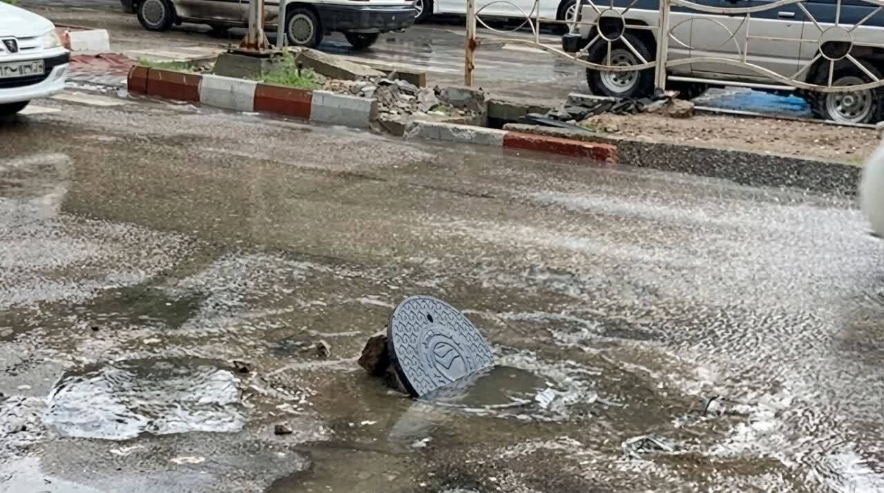 هدایت آب باران به شبکه فاضلاب موجب گرفتگی میشود هدایت آب باران به شبکه فاضلاب موجب گرفتگی میشود