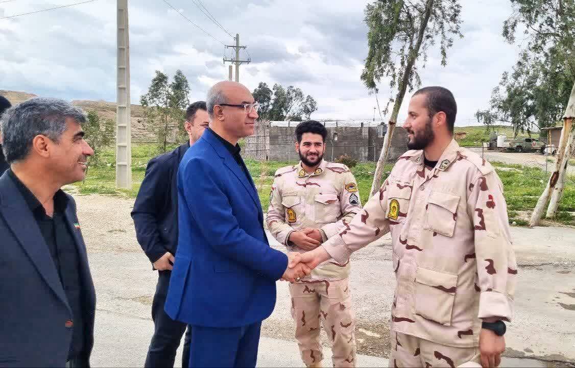 دیدار صمیمانه استاندار کرمانشاه با مرزداران در مرز سومار